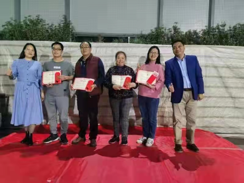 公司二十年老员工合影